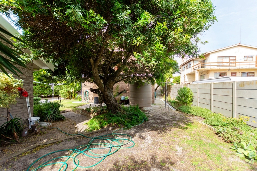 5 Bedroom Property for Sale in Middedorp Western Cape